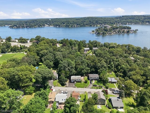 307 Nariticong Ave, Hopatcong Boro, NJ 07843