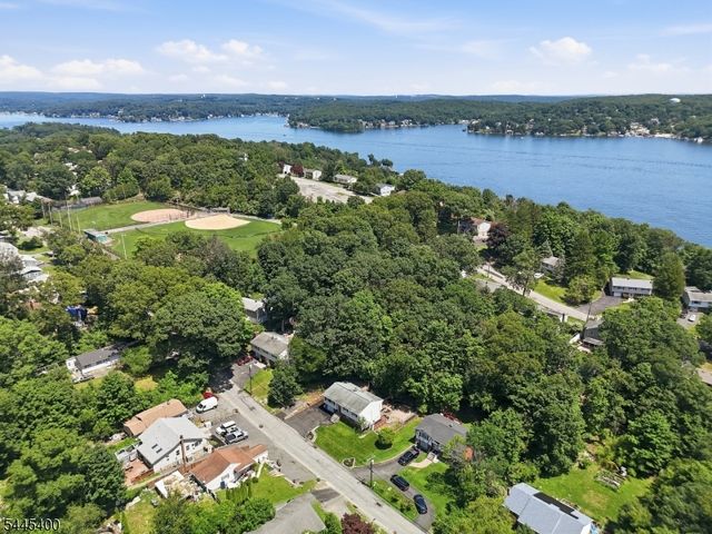 307 Nariticong Ave, Hopatcong Boro, NJ 07843