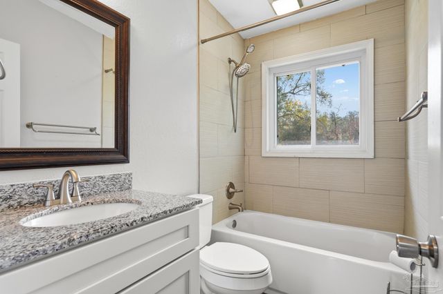 6473 Lakeshore Dr, Milton, FL 32570