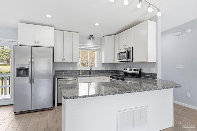 6473 Lakeshore Dr, Milton, FL 32570