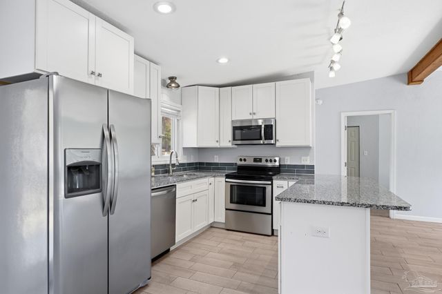 6473 Lakeshore Dr, Milton, FL 32570