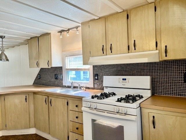 56 Contessa Ln, Springfield, MA 01119