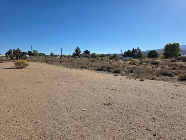 9572 Smith Road, Phelan, CA 92371