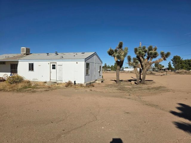 9572 Smith Road, Phelan, CA 92371