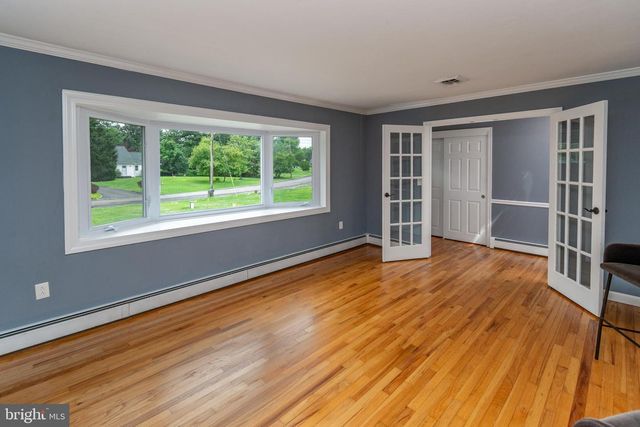 6 MORNINGSIDE DR, Pennington, NJ 08534