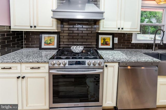 6 MORNINGSIDE DR, Pennington, NJ 08534
