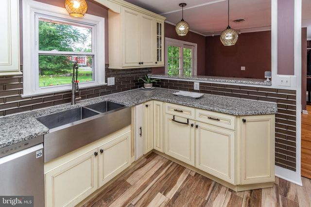 6 MORNINGSIDE DR, Pennington, NJ 08534