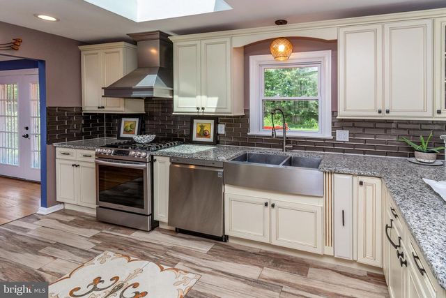 6 MORNINGSIDE DR, Pennington, NJ 08534