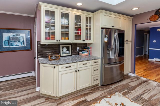 6 MORNINGSIDE DR, Pennington, NJ 08534