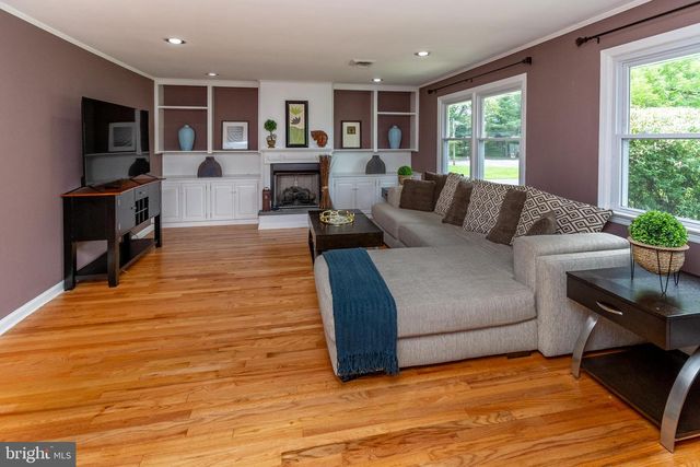 6 MORNINGSIDE DR, Pennington, NJ 08534