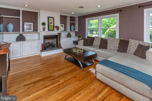 6 MORNINGSIDE DR, Pennington, NJ 08534