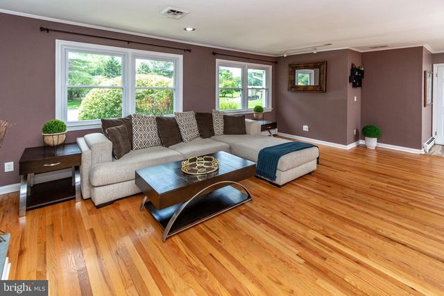 6 MORNINGSIDE DR, Pennington, NJ 08534