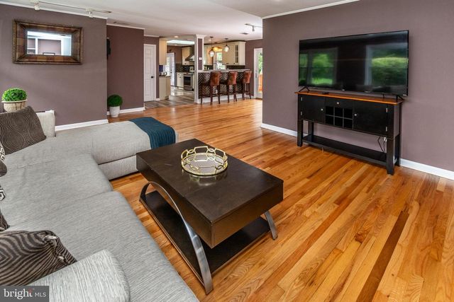 6 MORNINGSIDE DR, Pennington, NJ 08534