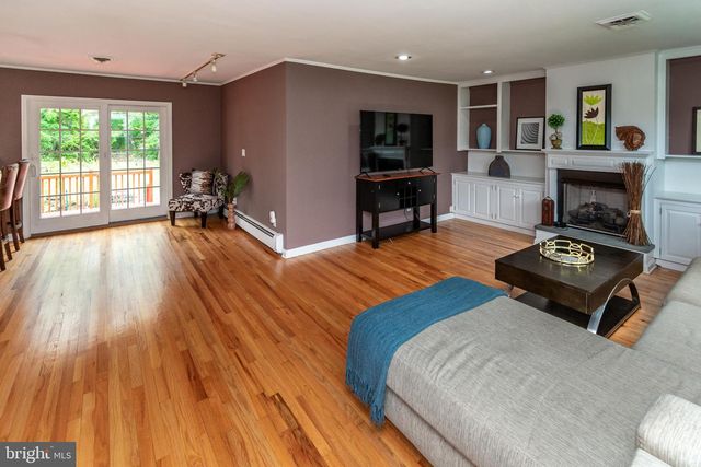 6 MORNINGSIDE DR, Pennington, NJ 08534