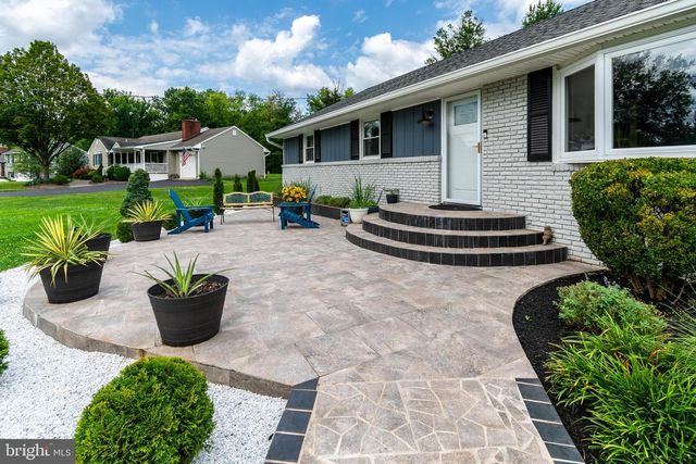 6 MORNINGSIDE DR, Pennington, NJ 08534