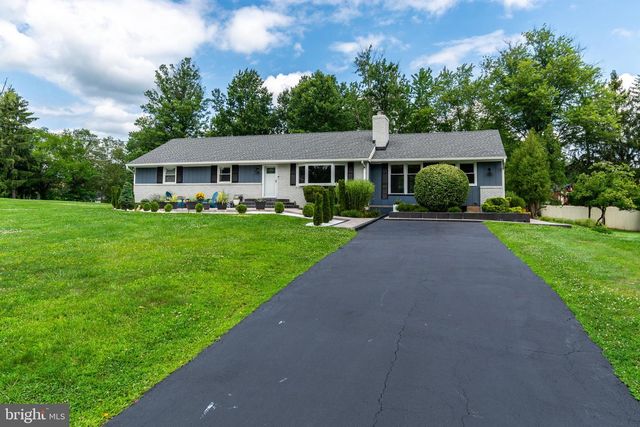 6 MORNINGSIDE DR, Pennington, NJ 08534