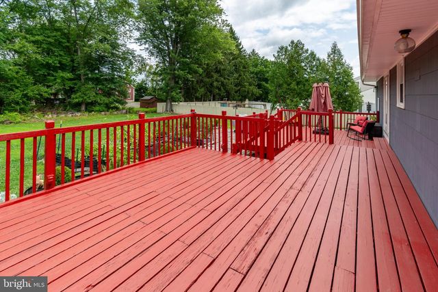 6 MORNINGSIDE DR, Pennington, NJ 08534