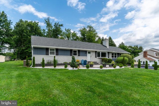 6 MORNINGSIDE DR, Pennington, NJ 08534