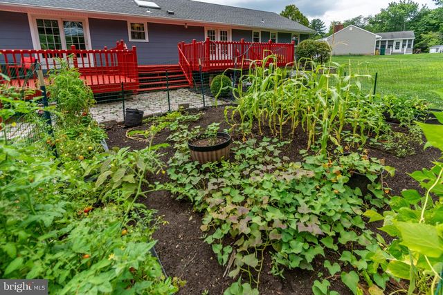 6 MORNINGSIDE DR, Pennington, NJ 08534