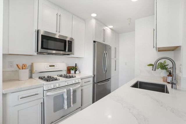 18242 Parkview Lane 208, Huntington Beach, CA 92648