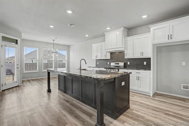 711 W 53rd Place, Sand Springs, OK 74063