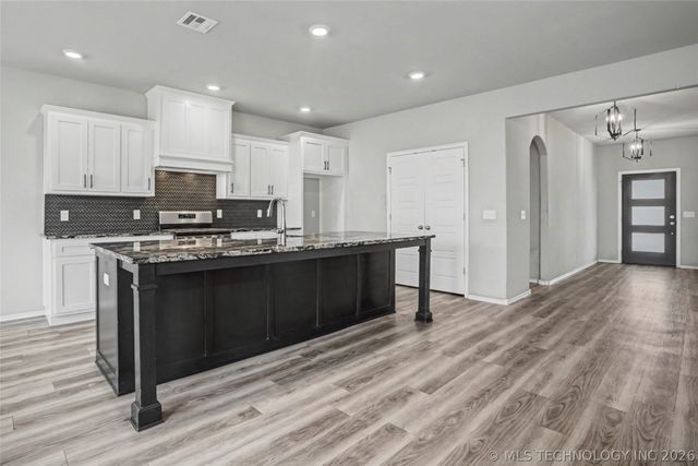 711 W 53rd Place, Sand Springs, OK 74063