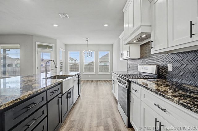 711 W 53rd Place, Sand Springs, OK 74063