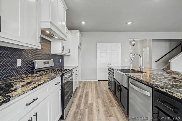 711 W 53rd Place, Sand Springs, OK 74063