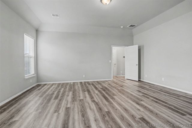 711 W 53rd Place, Sand Springs, OK 74063