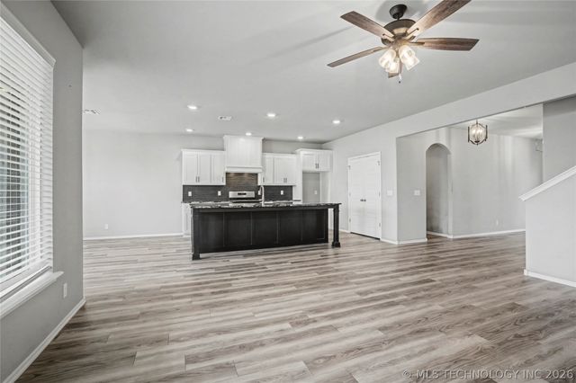 711 W 53rd Place, Sand Springs, OK 74063