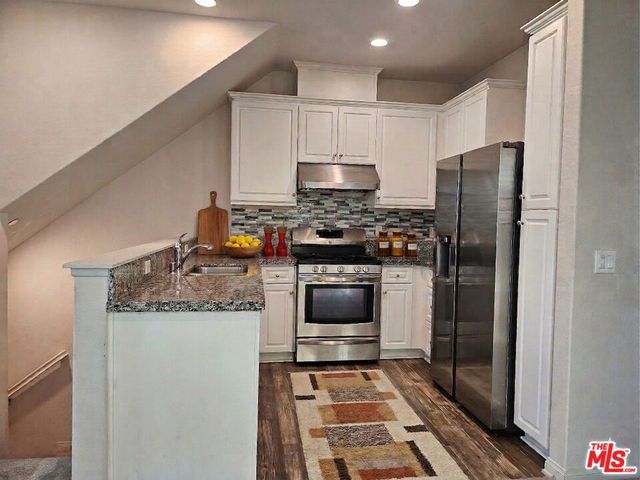 7256 N Cherry Lane, Van Nuys, CA 91405