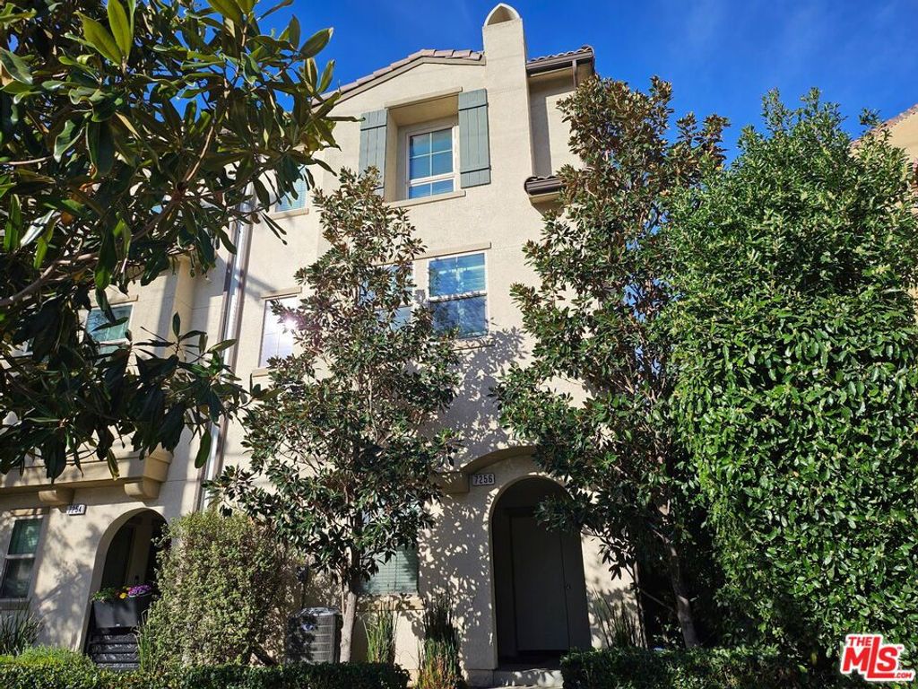 7256 N Cherry Lane, Van Nuys, CA 91405