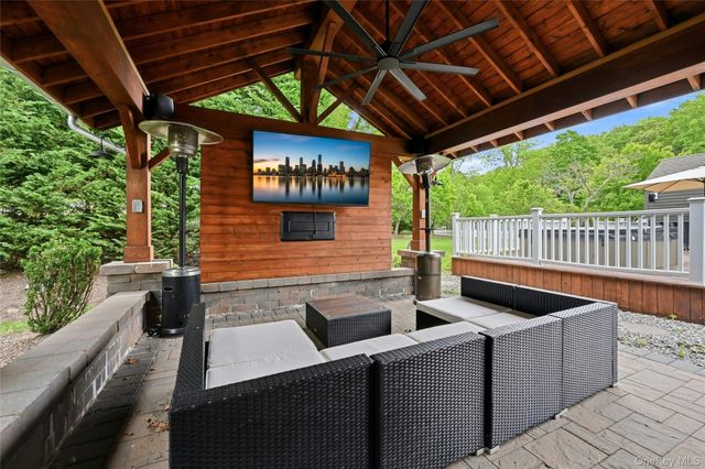 5 Judges Lane, Smithtown, NY 11787