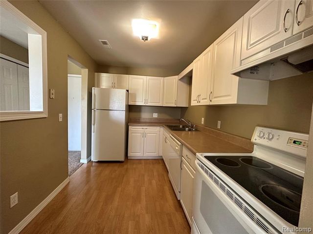 32005 W 12 Mile Road 207, Farmington Hills, MI 48334
