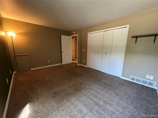 32005 W 12 Mile Road 207, Farmington Hills, MI 48334