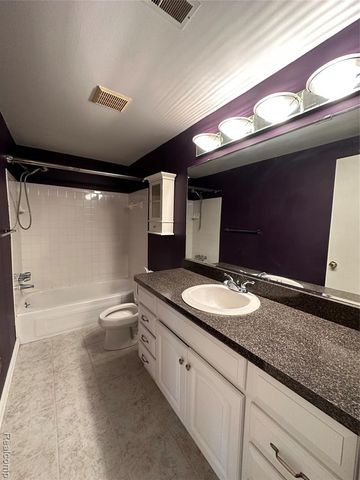 32005 W 12 Mile Road 207, Farmington Hills, MI 48334