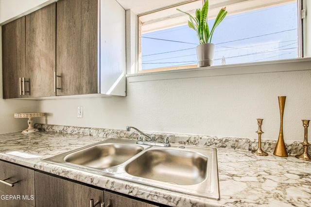 10068 Manitoba Street, El Paso, TX 79924