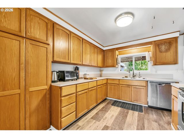 47576 RIVERVIEW St, Oakridge, OR 97463