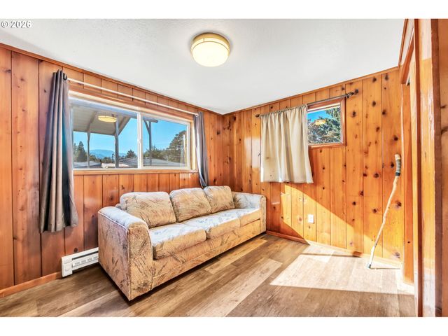 47576 RIVERVIEW St, Oakridge, OR 97463