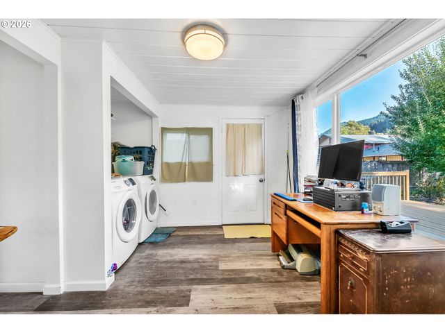 47576 RIVERVIEW St, Oakridge, OR 97463