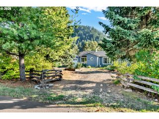 47576 RIVERVIEW St, Oakridge, OR 97463