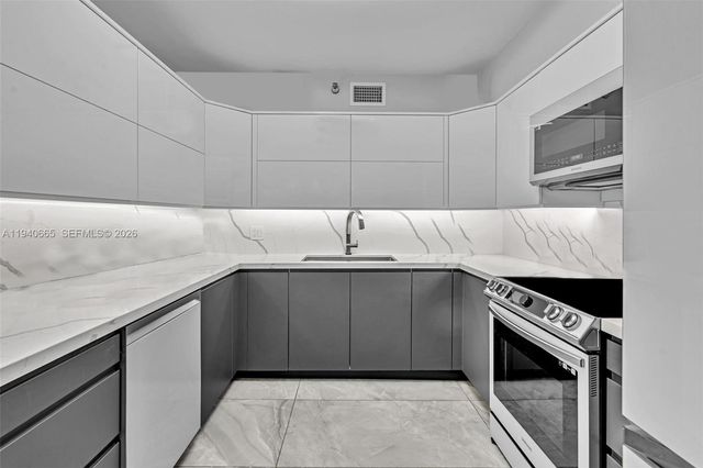 3530 Mystic Pointe Dr 411, Aventura, FL 33180