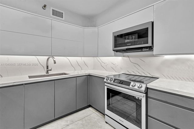 3530 Mystic Pointe Dr 411, Aventura, FL 33180