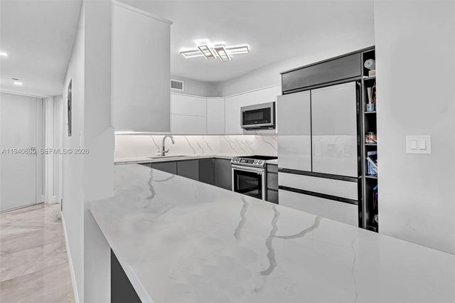 3530 Mystic Pointe Dr 411, Aventura, FL 33180