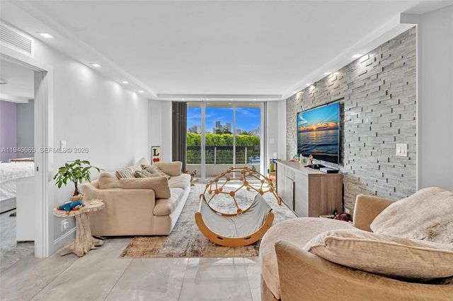 3530 Mystic Pointe Dr 411, Aventura, FL 33180