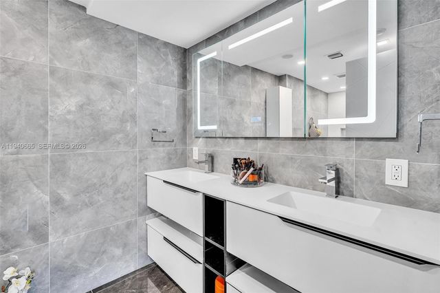 3530 Mystic Pointe Dr 411, Aventura, FL 33180