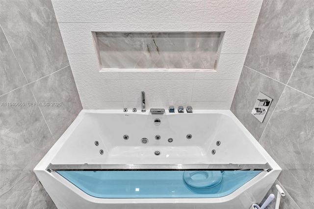 3530 Mystic Pointe Dr 411, Aventura, FL 33180