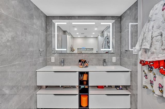 3530 Mystic Pointe Dr 411, Aventura, FL 33180