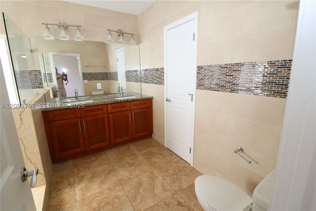 605 NE 28th St 3, Wilton Manors, FL 33334