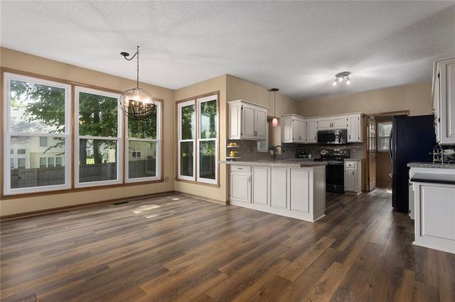 12628 Grandview Street, Overland Park, KS 66213